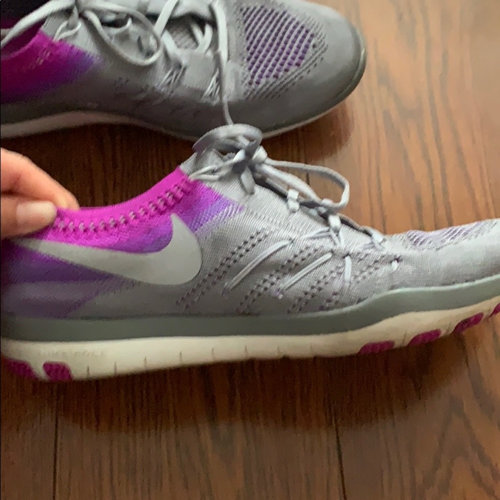 Nike Sneakers... Size 8 1/2 - Picture 2 of 15